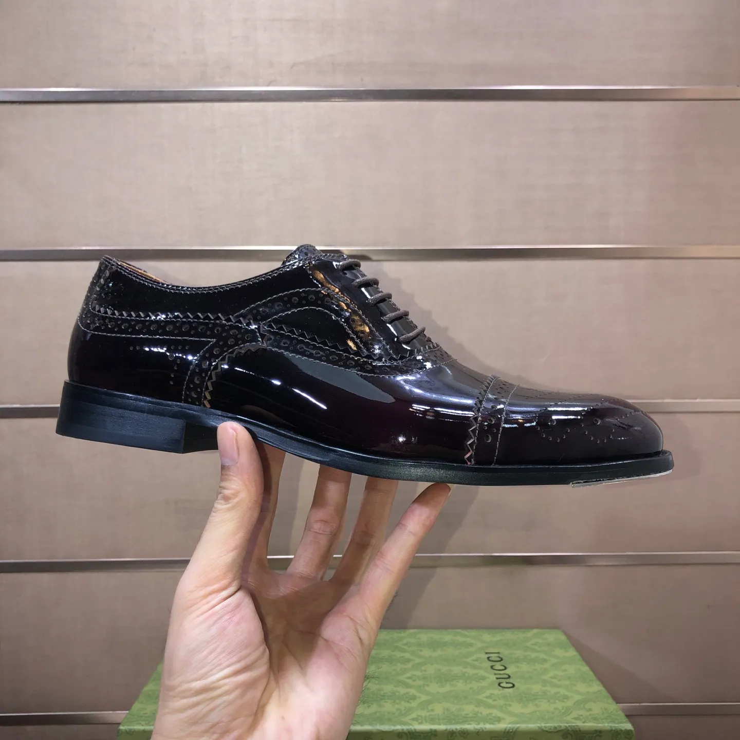 Men's shoes 💰660💰 Brand: GUCCI (Gucci) Standard code: Men's size 38/44 (45/46 can be customized) Grade: Same as the official website Original quality Material: Original cowhide Water-dyed cowhide lining Original rubber outsole Style category: Men's fashionable casual leather shoes Distinguished big-name luxury elements top luxury Color: Actual picture